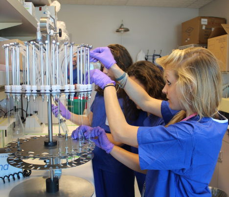 Students at Stanford University using an Organomation N-EVAP Nitrogen Evaporator 
